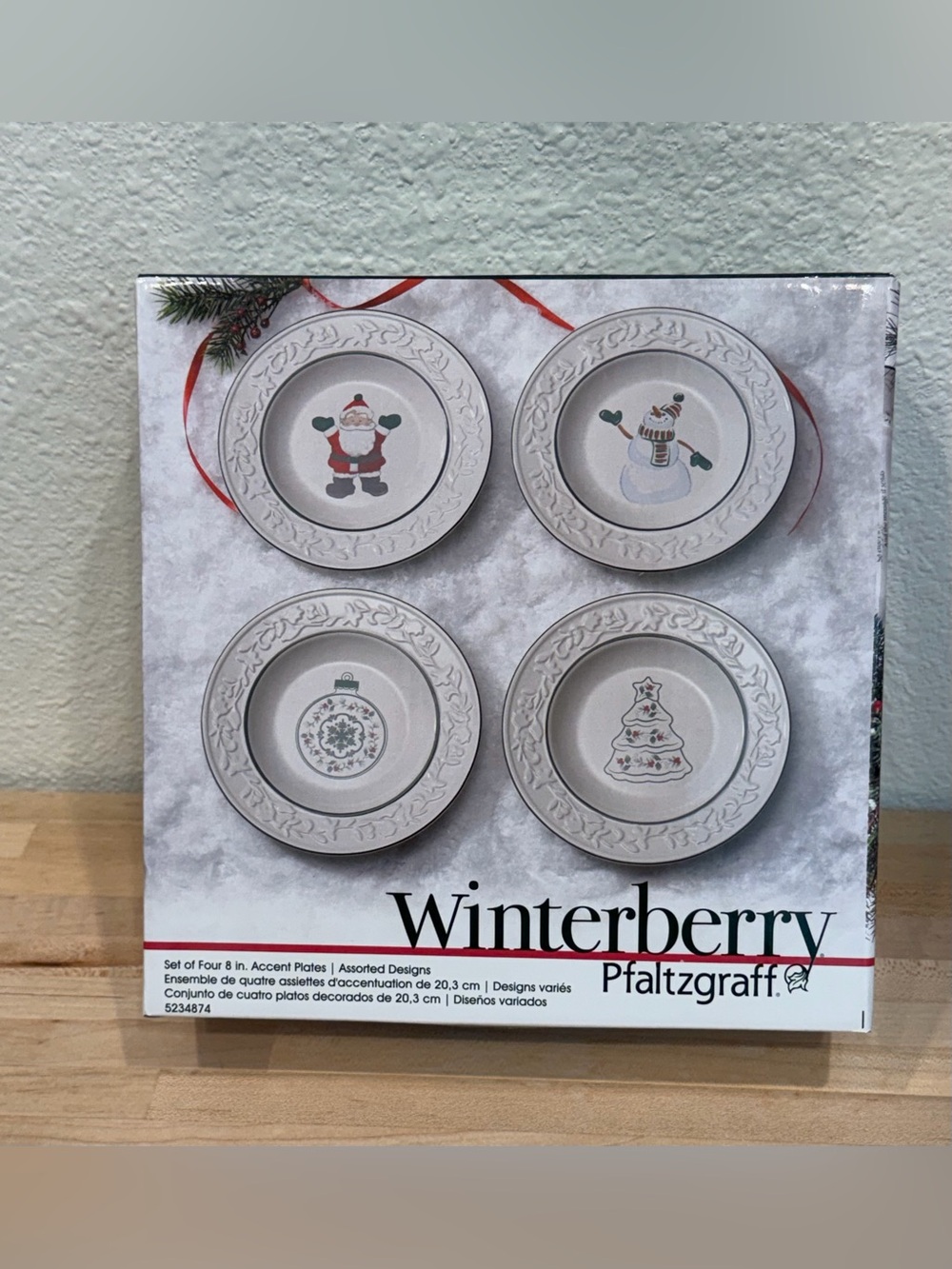 NEW Pfaltzgraff Winterberry Christmas 8” Accent Plates Set of 4 Plates Santa